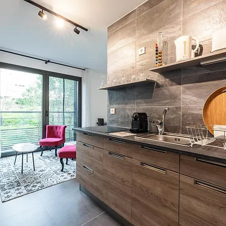 New Listing - 1 Bed Apt,air-con,beach Access,sea *