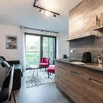 New Listing - 1 Bed Apt,air-con,beach Access,sea *