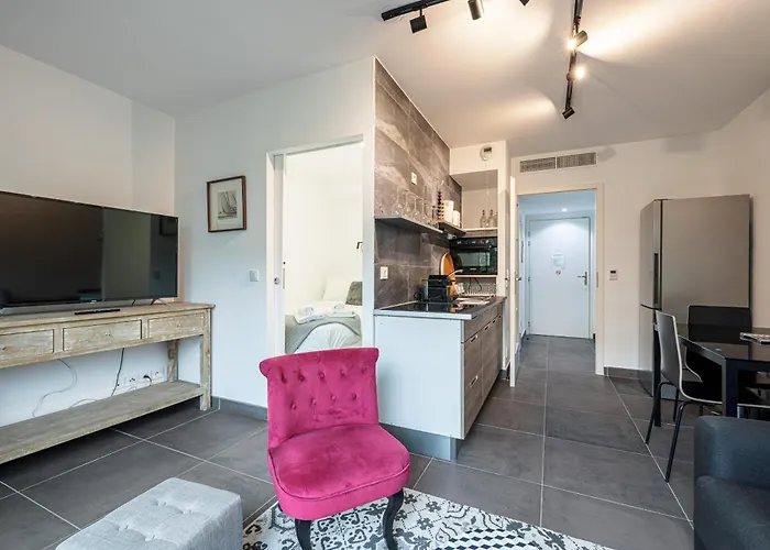 New Listing - 1 Bed Apt,air-con,beach Access,sea * Antibes