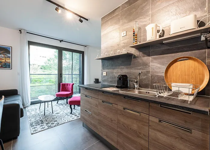 New Listing - 1 Bed Apt,air-con,beach Access,sea *