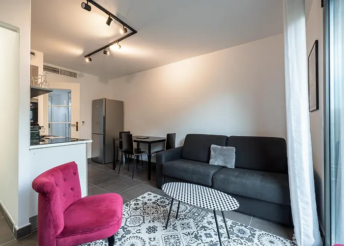 New Listing - 1 Bed Apt,air-con,beach Access,sea * Antibes